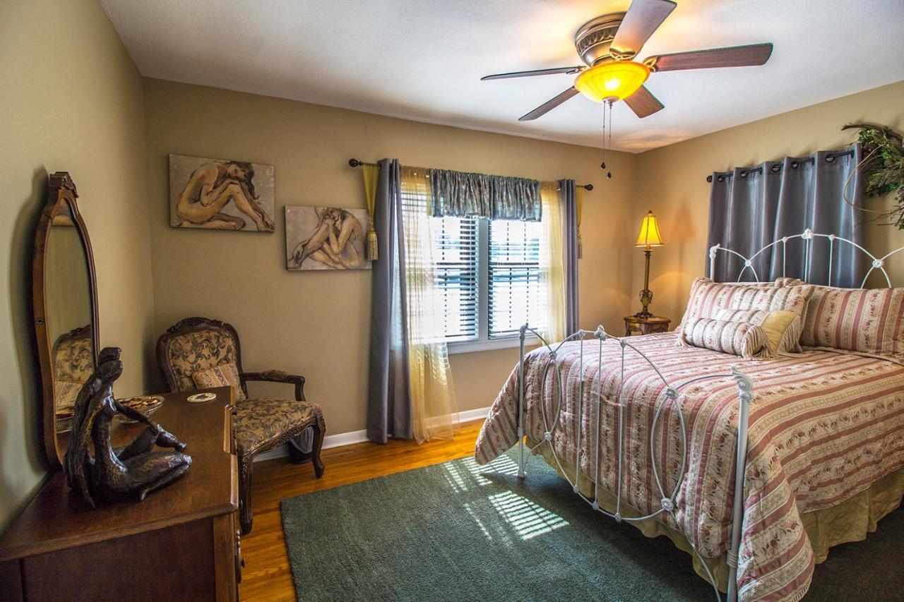 The Foxtrot Inn Ava Room photo