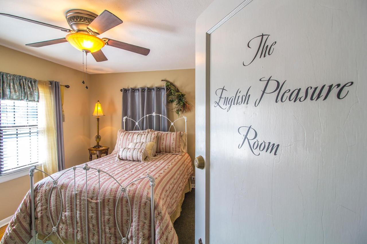 The Foxtrot Inn Ava Room photo