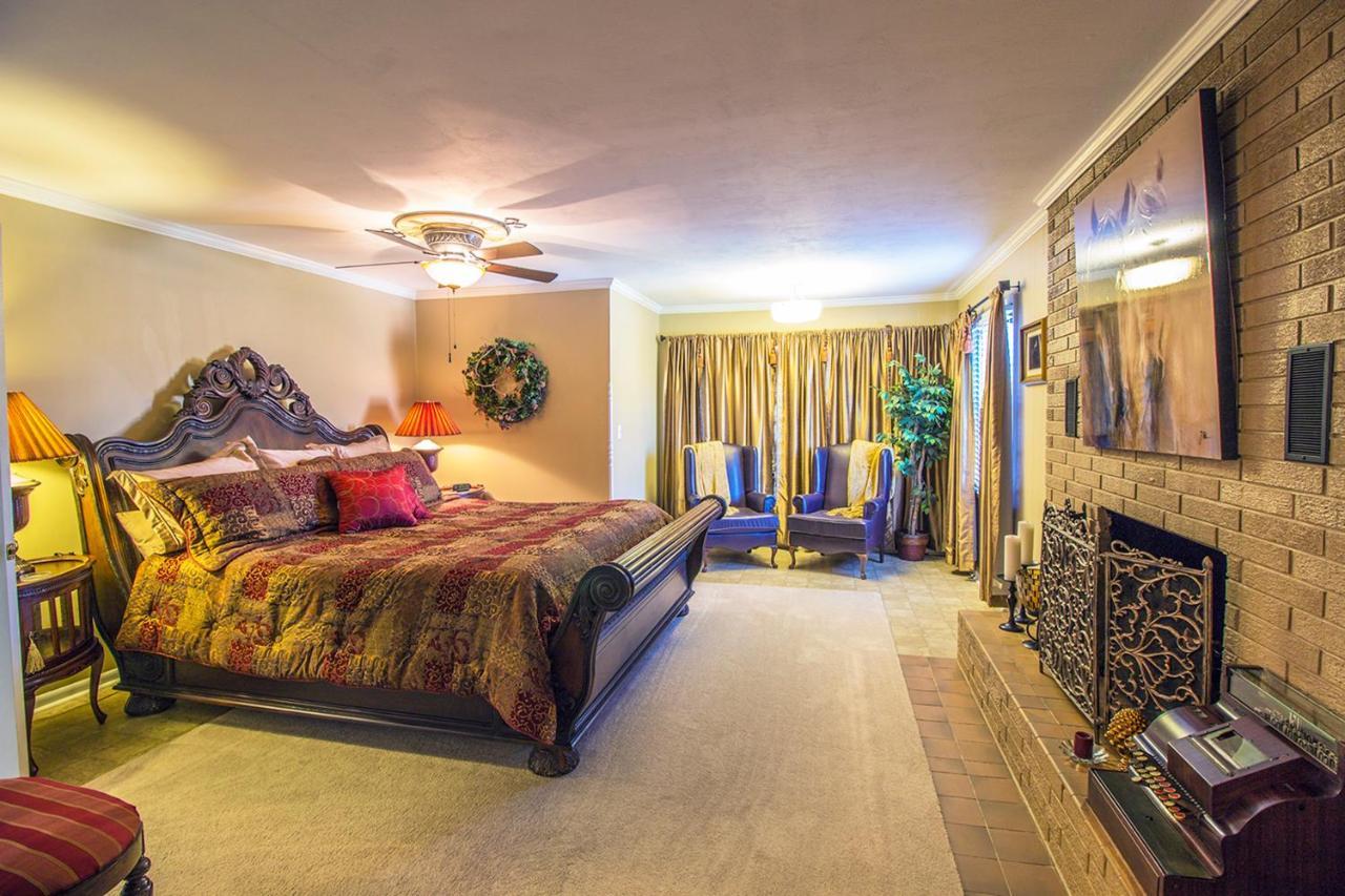 The Foxtrot Inn Ava Room photo