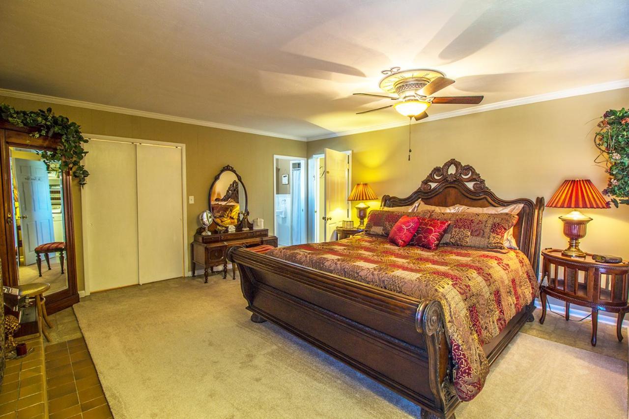 The Foxtrot Inn Ava Room photo