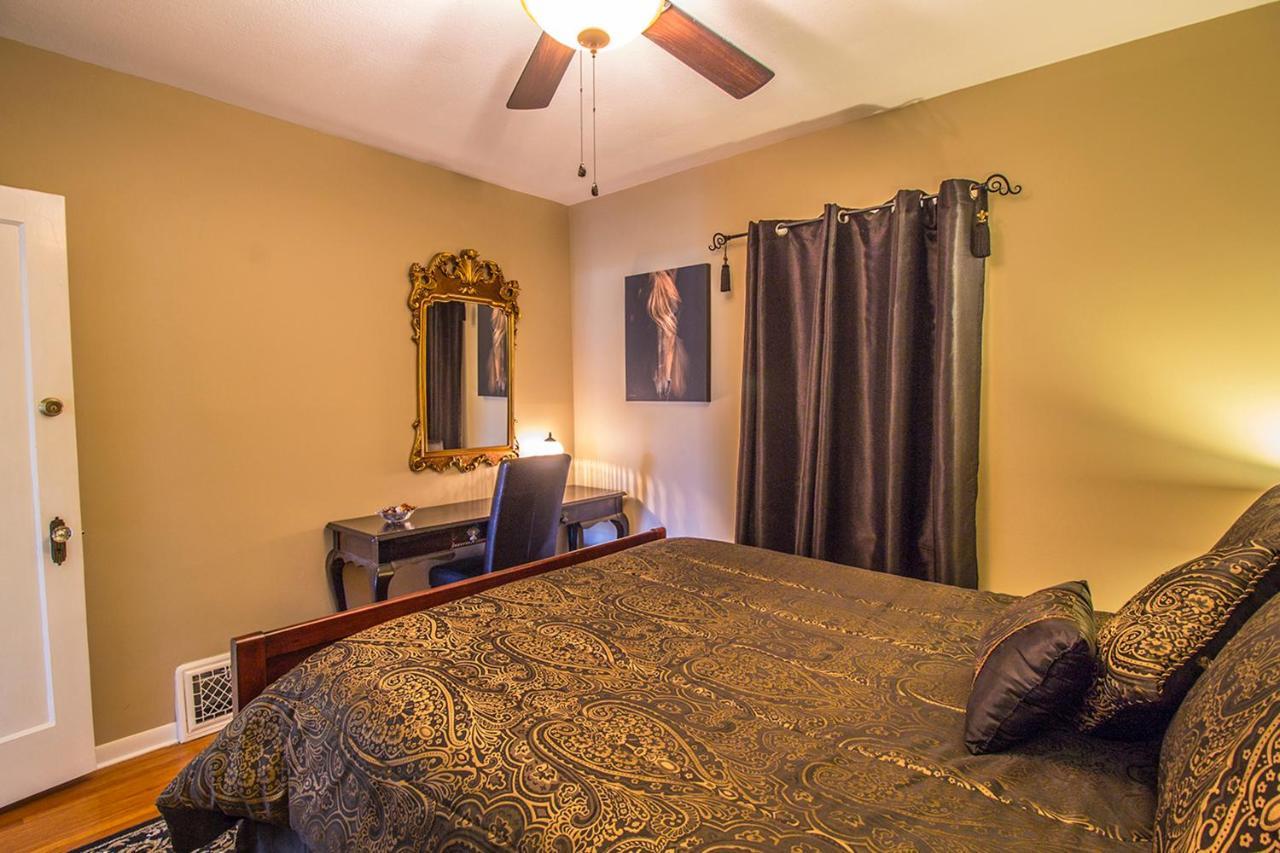 The Foxtrot Inn Ava Room photo